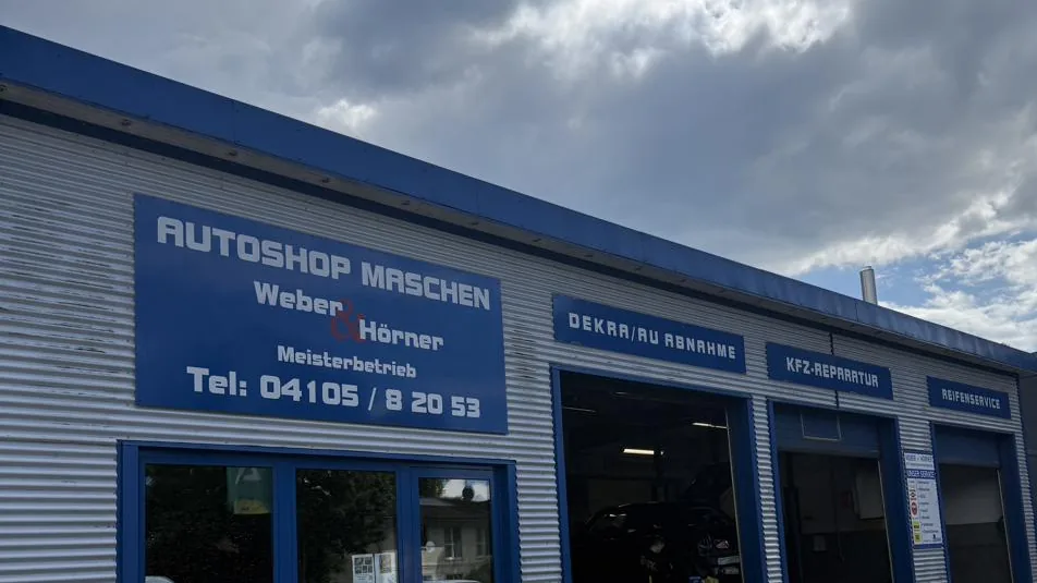 Eingangsbereich Autoshop Maschen Weber & Hörner Meisterbetrieb mit Telefonnummer am Schild