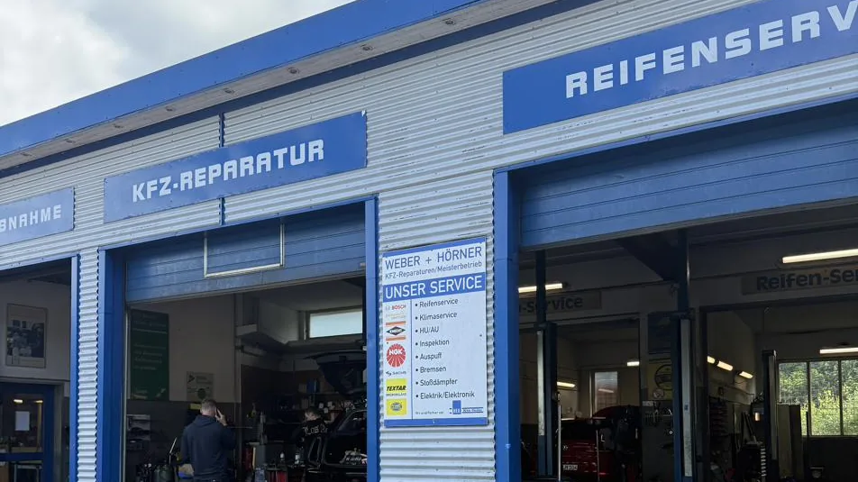 Werkstatt Weber & Hörner Außenansicht in Seevetal-Maschen mit den Toren DEKRA/AU Abnahme, Kfz-Reparatur und Reifenservice